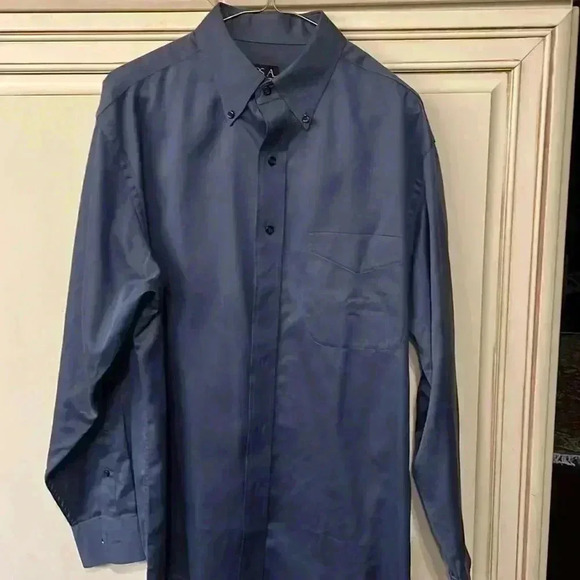 Jos. A. Bank travelers collection shirt, size Medium. Excellent condition. - Picture 1 of 5